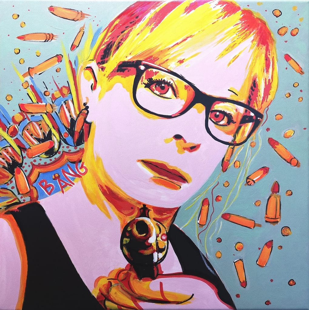 Ein farbenfrohes Porträt im Pop-Art-Stil einer Person mit Brille und blondem Haar, die eine Pistole an ihr Kinn hält, mit Cartoon-Kugeln, dem Wort „BANG“ und hellen Mustern im Hintergrund.
