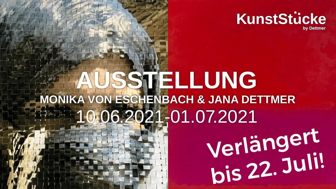 Nahaufnahme einer gewebten Textur in Grau- und Rottönen. Text lautet: „KunstStücke von Dettmer“ mit „AUSSTELLUNG“ und „MONIKA VON ESCHENBACH & JANA DETTMER 10.06.2021-01.07.2021“, nun verlängert bis 22. Juli! Entdecken Sie die rätselhafte Kunstausstellung
