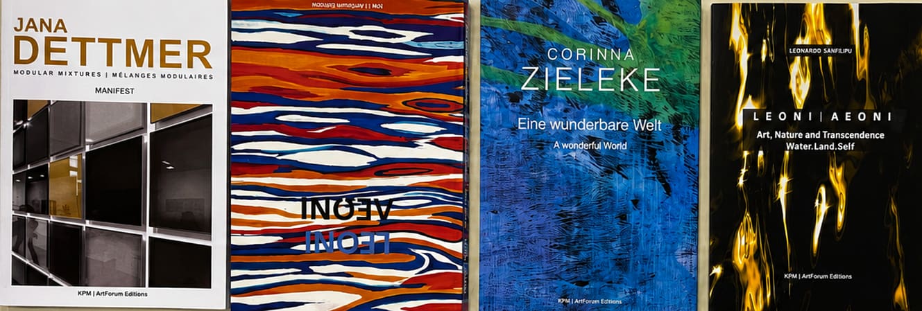 Vier Kunstbuchcover stehen nebeneinander. Das erste zeigt ein Foto eines modernen Gebäudes; das zweite und dritte zeigen abstrakte, farbenfrohe Muster; das vierte zeigt ein dunkles, waldähnliches abstraktes Motiv. Auf jedem Cover sind der Name des Künstlers und der Buchtitel zu sehen.