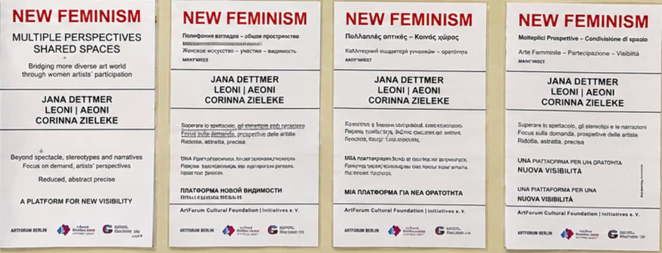 Vier Plakate mit dem Titel „NEW FEMINISM“ informieren in englischer, russischer, griechischer und italienischer Sprache über eine Veranstaltung zu verschiedenen Perspektiven und gemeinsamen Räumen, an der Jana Dettmer, Leoni Aeoni und Corinna Zieleke teilnehmen.