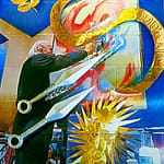 In einem surrealen Gemälde kreiert ein Künstler inmitten übergroßer goldener Scheren und eines Sonnenstrahlen-Designs, in dessen Nähe sich eine goldene, schlangenartige Gestalt windet. Darüber schwebt ein einzelnes Blatt, während leuchtende Blau-, Rot- und Gelbtöne miteinander tanzen. Die Szene deutet subtil auf das Chaos der Verschwörungstheorien hin, das hinter der Kreativität lauert.