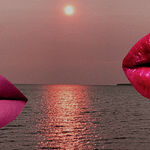 Surreales Bild eines Sonnenuntergangs über dem Meer mit zwei großen, komisch bunten Lippen, die im Himmel schweben. Die linken Lippen sind mattrosa und die rechten Lippen glänzend rot. Während die Sonne untergeht, glitzert Humor auf ihrer Spiegelung im Wasser.