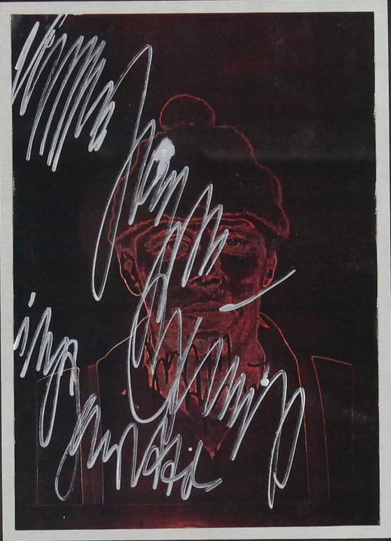Ein dunkles, stilisiertes Foto einer Person mit Hut und Mantel, auf dem große, weiße, handgeschriebene Signaturen einen Großteil des Bildes bedecken, was an den unverwechselbaren künstlerischen Stil von „Heinz Günter Mebusch Fotografie“ erinnert.
