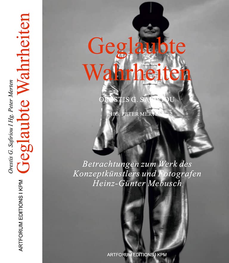 Eine Person mit einem hohen Hut und einem reflektierenden Mantel steht auf einer metallischen Oberfläche. Der Text auf dem Buchumschlag ist auf Deutsch, der Titel „Geglaubte Wahrheiten“ ist in großen roten Buchstaben geschrieben und verweist auf Heinz Günter Mebusch Fotografie.