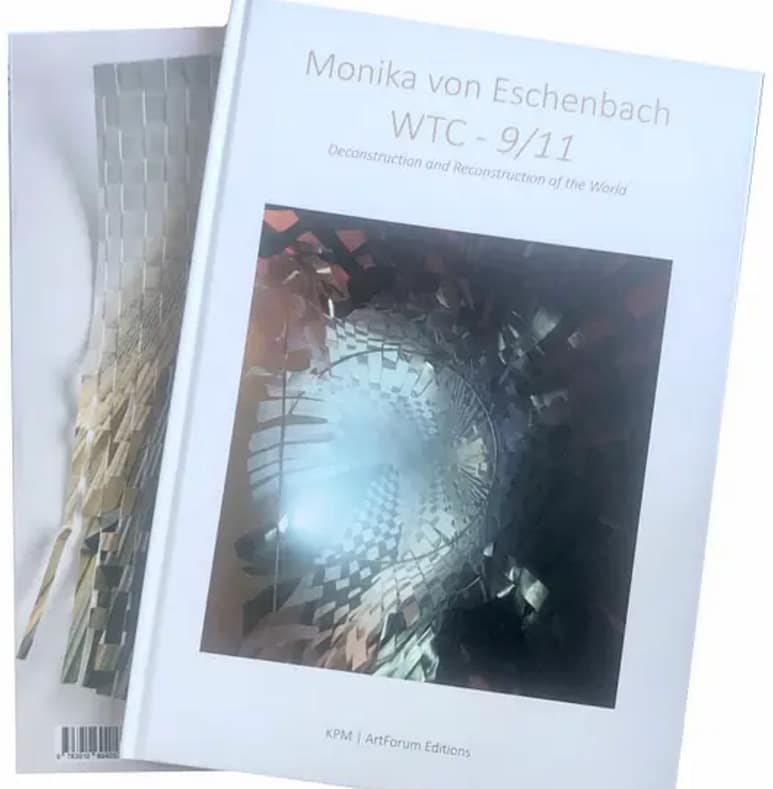 WTC-911.-Monika-von-Eschenbach-Buch-zum-Projekt. Auf dem sichtbaren Einband steht: „Monika von Eschenbach WTC – 9/11: Dekonstruktion und Rekonstruktion der Welt“, und es zeigt abstrakte, geometrische Kunstwerke in sanften Farbtönen.