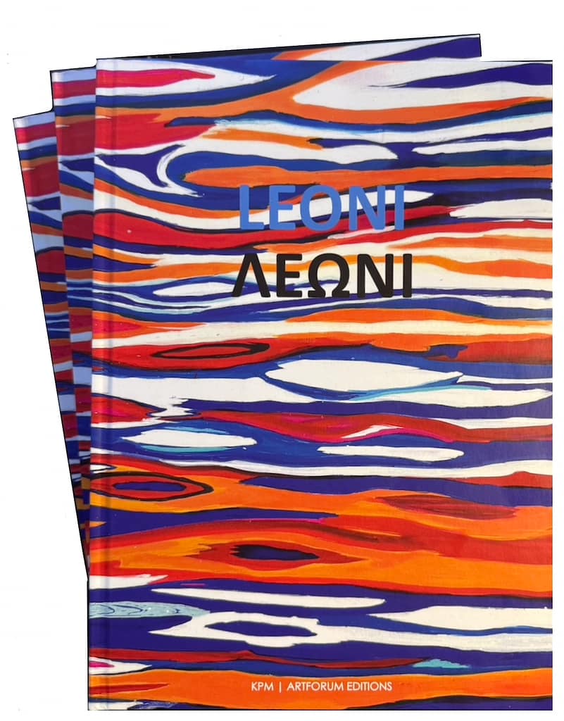 Drei Kunstbücher mit abstraktem, orange-blau-weißem Wellendesign, betitelt mit „LEONI“ in lateinischen und griechischen Buchstaben. Der Verlag „KPM | ARTFORUM EDITIONS“ ist unten vermerkt.