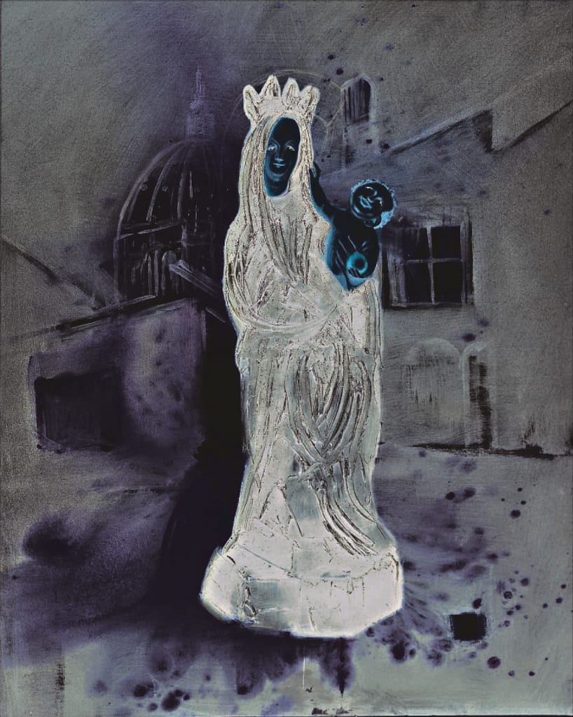 Ein geisterhaftes Negativbild einer Statue, die der Madonna mit Kind ähnelt, vor einem verzerrten architektonischen Hintergrund erinnert an Heinz Zolpers Stil. Die unheimlichen Figuren werfen tiefe Schatten, die an „Versöhnung der Werte“ erinnern, und erzeugen eine eindringliche Atmosphäre.