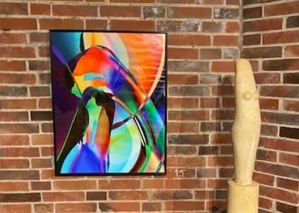 Ein Bild aus der Serie Optimistin Vitamins von Michael Jansen Abstraktes Bild des Künstlers Michael Jansen vor Backsteinwand